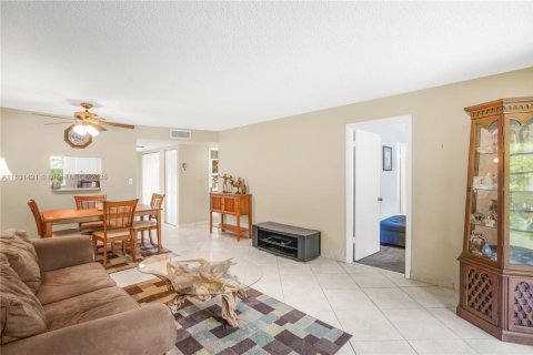 Condo in Sunrise, Florida, 2 bedrooms № 1977797 - photo 13
