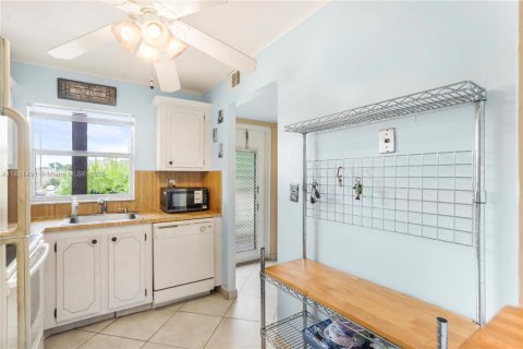 Condo in Sunrise, Florida, 2 bedrooms № 1977797 - photo 19