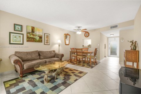 Condo in Sunrise, Florida, 2 bedrooms № 1977797 - photo 11