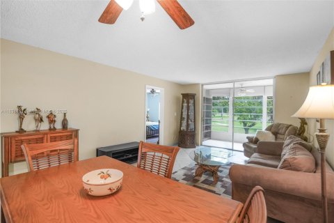 Condo in Sunrise, Florida, 2 bedrooms № 1977797 - photo 4