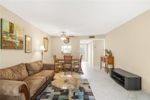 Condo in Sunrise, Florida, 2 bedrooms № 1977797 - photo 12