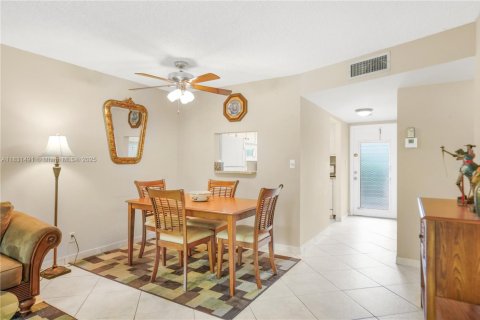 Condo in Sunrise, Florida, 2 bedrooms № 1977797 - photo 14