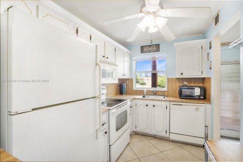 Condo in Sunrise, Florida, 2 bedrooms № 1977797 - photo 18