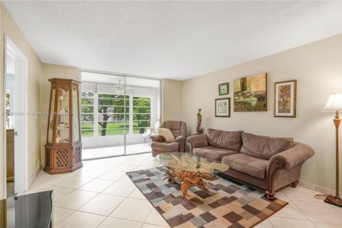 Condo in Sunrise, Florida, 2 bedrooms № 1977797 - photo 2