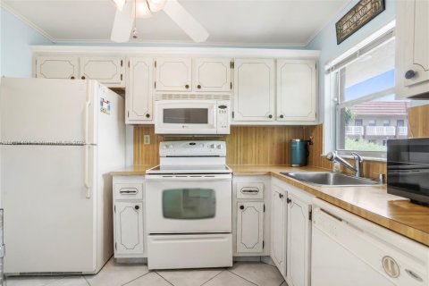 Condo in Sunrise, Florida, 2 bedrooms № 1977797 - photo 16