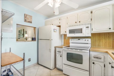 Condo in Sunrise, Florida, 2 bedrooms № 1977797 - photo 17