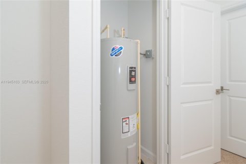 Townhouse in Florida City, Florida 3 bedrooms, 128.76 sq.m. № 2002403 - photo 22