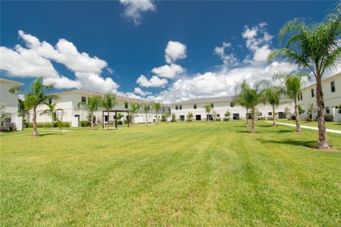 Townhouse in Florida City, Florida 3 bedrooms, 128.76 sq.m. № 2002403 - photo 26