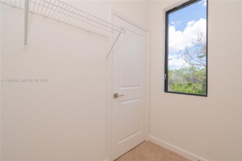 Townhouse in Florida City, Florida 3 bedrooms, 128.76 sq.m. № 2002403 - photo 17