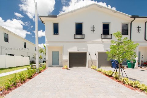 Townhouse in Florida City, Florida 3 bedrooms, 128.76 sq.m. № 2002403