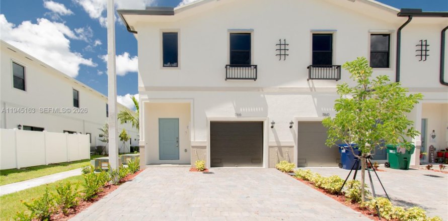 Townhouse in Florida City, Florida 3 bedrooms, 128.76 sq.m. № 2002403