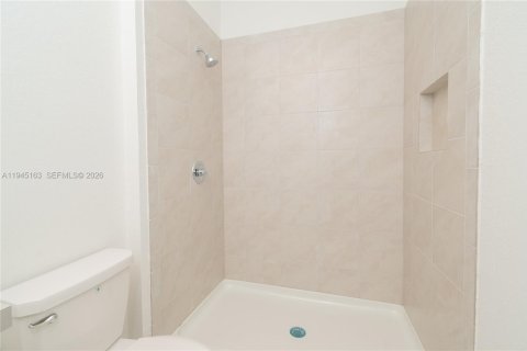 Townhouse in Florida City, Florida 3 bedrooms, 128.76 sq.m. № 2002403 - photo 20