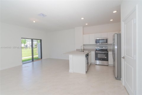 Townhouse in Florida City, Florida 3 bedrooms, 128.76 sq.m. № 2002403 - photo 5