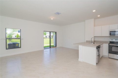 Townhouse in Florida City, Florida 3 bedrooms, 128.76 sq.m. № 2002403 - photo 4