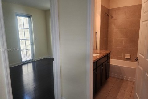 Adosado en alquiler en Pembroke Pines, Florida, 3 dormitorios, 213.68 m2 № 1993850 - foto 13