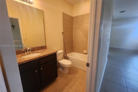 Adosado en alquiler en Pembroke Pines, Florida, 3 dormitorios, 213.68 m2 № 1993850 - foto 16