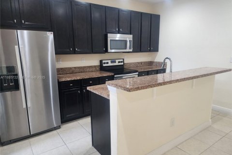 Adosado en alquiler en Pembroke Pines, Florida, 3 dormitorios, 213.68 m2 № 1993850 - foto 7
