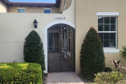 Adosado en alquiler en Pembroke Pines, Florida, 3 dormitorios, 213.68 m2 № 1993850 - foto 3