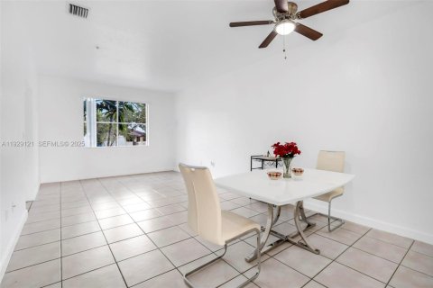 Copropriété à vendre à Hialeah, Floride: 2 chambres, 120.59 m2 № 1988644 - photo 6