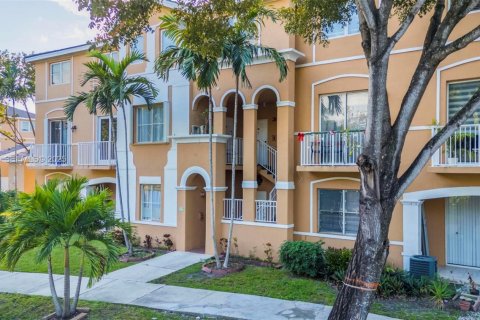 Copropriété à vendre à Hialeah, Floride: 2 chambres, 120.59 m2 № 1988644 - photo 1