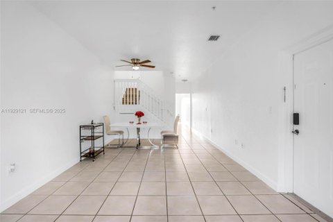 Copropriété à vendre à Hialeah, Floride: 2 chambres, 120.59 m2 № 1988644 - photo 12