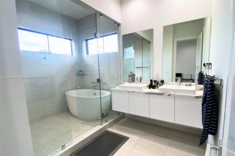 Купить виллу или дом в Дорал, Флорида 1 комната, 209.68м2, № 1965786 - фото 8