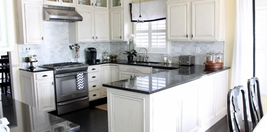 Commercial property in North Miami Beach, Florida № 1958627