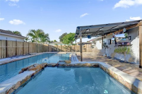 Villa ou maison à vendre à Sunrise, Floride: 3 chambres, 111.48 m2 № 1972687 - photo 1