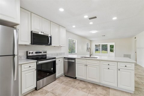 Villa ou maison à louer à Palm Harbor, Floride: 2 chambres, 95.69 m2 № 2096911 - photo 12