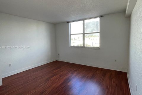 Condominio en venta en Miami Beach, Florida, 1 dormitorio, 84.08 m2 № 1992304 - foto 10