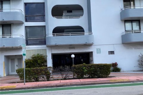 Condominio en Miami Beach, Florida, 1 dormitorio  № 2038739
