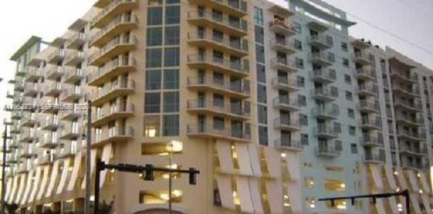 Condominio en Hollywood, Florida, 2 dormitorios  № 2020754