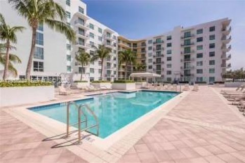 Condominio en venta en Hollywood, Florida, 2 dormitorios, 113.34 m2 № 2020754 - foto 9