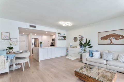 Condo in Miami, Florida, 1 bedroom  № 1892162 - photo 1