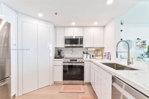 Condo in Miami, Florida, 1 bedroom  № 1892162 - photo 3