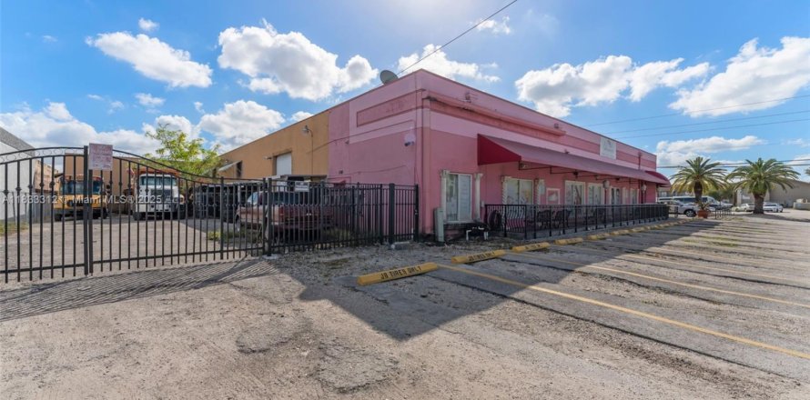 Commercial property in Hialeah, Florida № 1814609