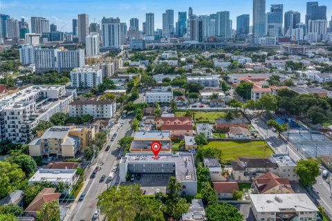 Propiedad comercial en venta en Miami, Florida № 1951693 - foto 14