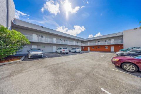 Propiedad comercial en venta en Miami, Florida № 1951693 - foto 9