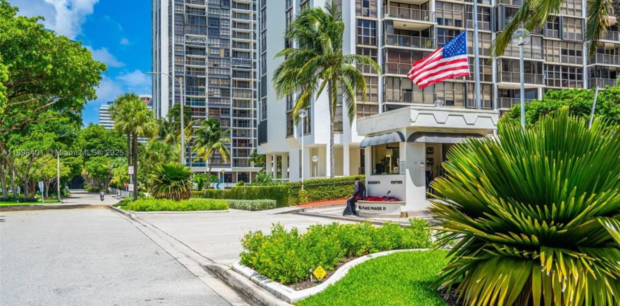 Кондоминиум с 2 спальнями в Майами, Флорида № 1950128