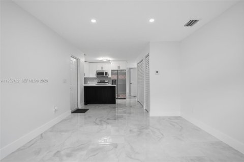 Immobilier commercial à vendre à Miami, Floride: 204.38 m2 № 2008492 - photo 11
