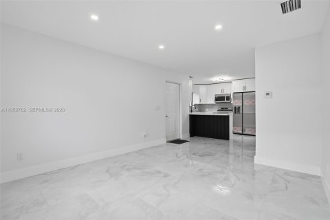 Immobilier commercial à vendre à Miami, Floride: 204.38 m2 № 2008492 - photo 10