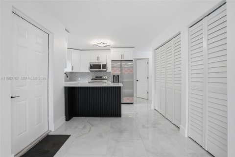Immobilier commercial à vendre à Miami, Floride: 204.38 m2 № 2008492 - photo 12