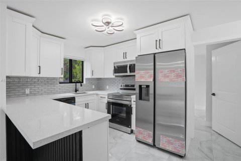 Immobilier commercial à vendre à Miami, Floride: 204.38 m2 № 2008492 - photo 13