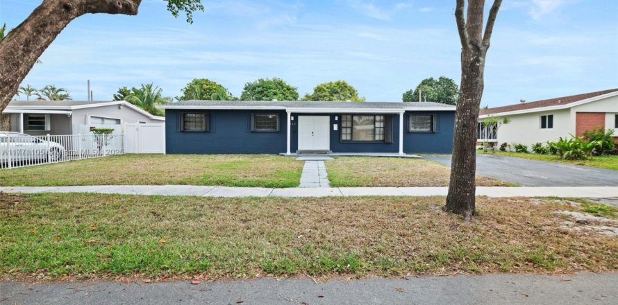 Villa ou maison à North Miami Beach, Floride 4 chambres, 160.81 m2 № 2035307