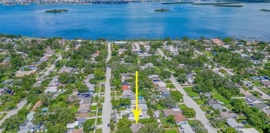 House in Clearwater, Florida 3 bedrooms, 179.49 sq.m. № 1805254