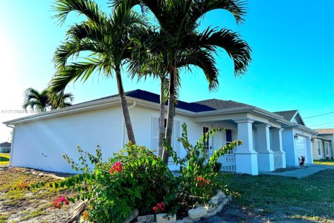 House in Cape Coral, Florida 3 bedrooms № 1698205 - photo 1