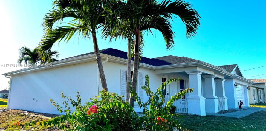 House in Cape Coral, Florida 3 bedrooms № 1698205