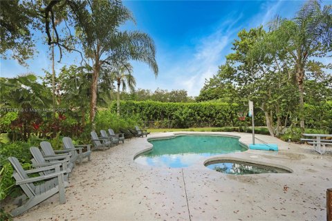House in Miami, Florida 4 bedrooms, 377.37 sq.m. № 1864302 - photo 30