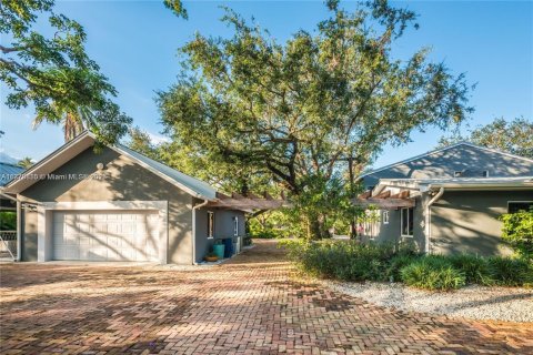 House in Miami, Florida 4 bedrooms, 377.37 sq.m. № 1864302 - photo 1