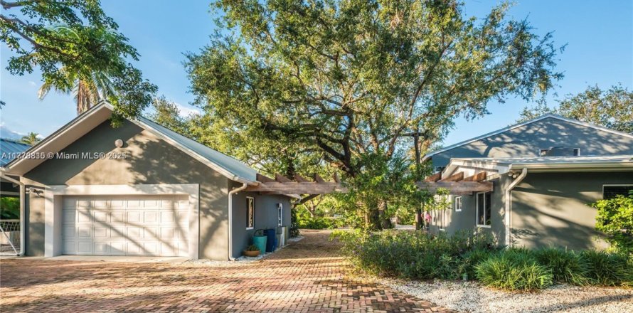 House in Miami, Florida 4 bedrooms, 377.37 sq.m. № 1864302